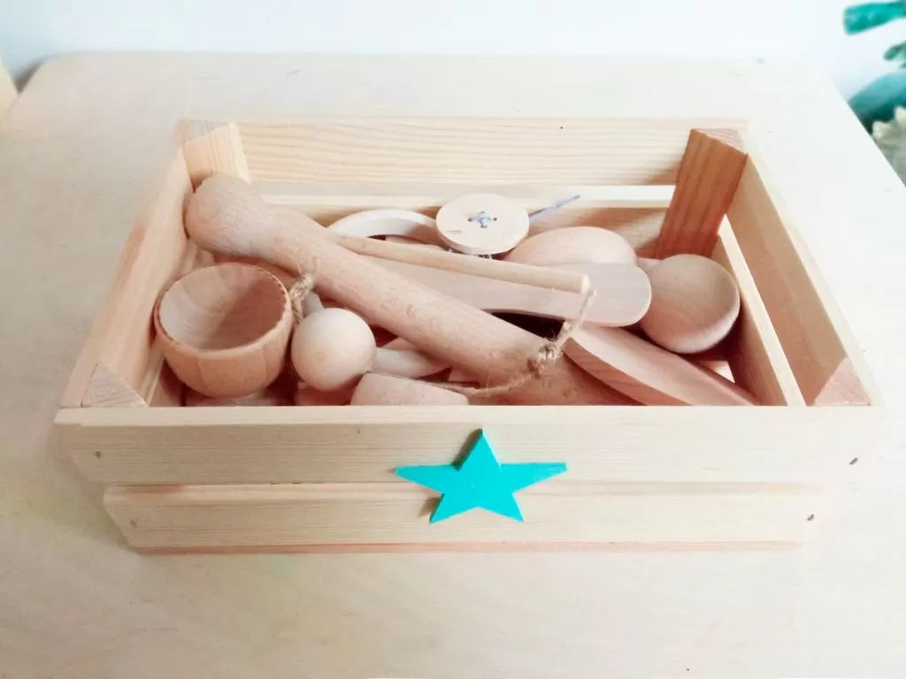 caja-sensorial-montessori-caja-tesoros-cesta-tesoros-juguetes-bebe-juguetes-montessori-juguetines1..webp