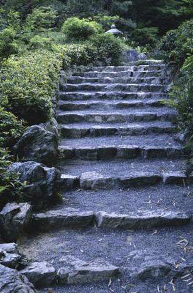 how to use stone edgers on a slope.jpeg