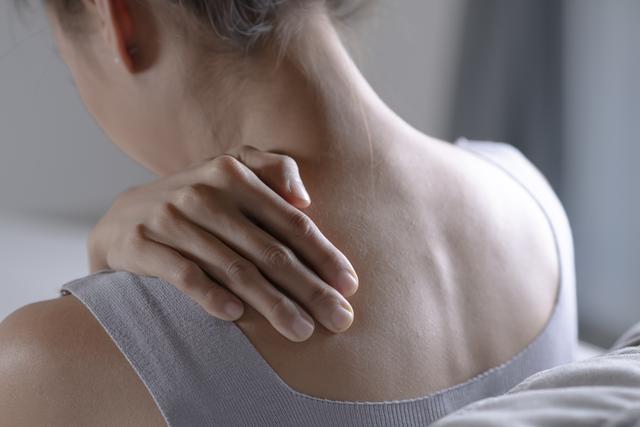 woman-has-shoulder-pain-2022-06-07-17-45-08-utc.jpg