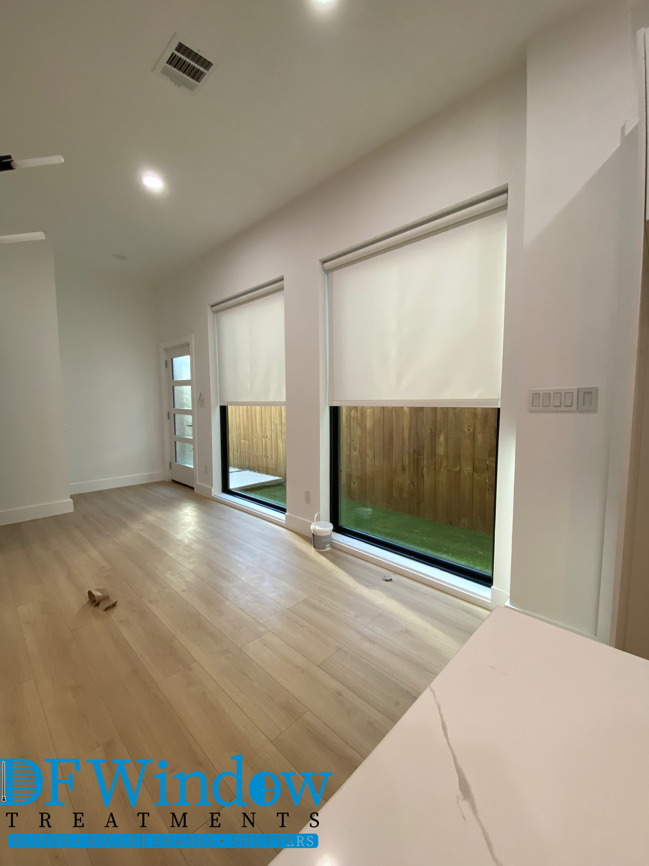 Window treatmens in the living room.