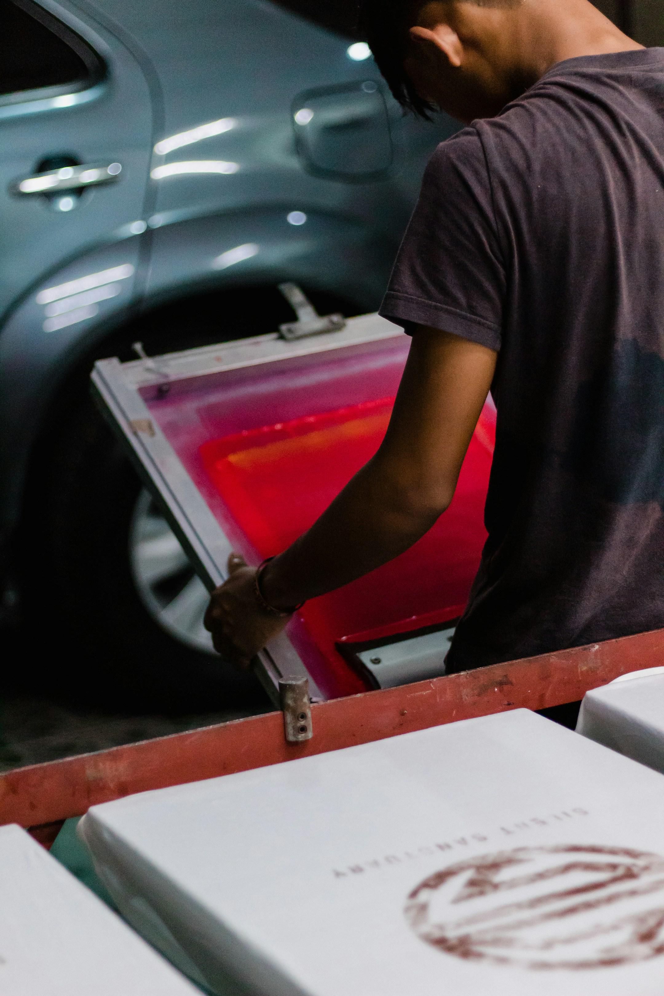 <p>Reasons Why Local Screen Printing Beats Online Alternatives</p>