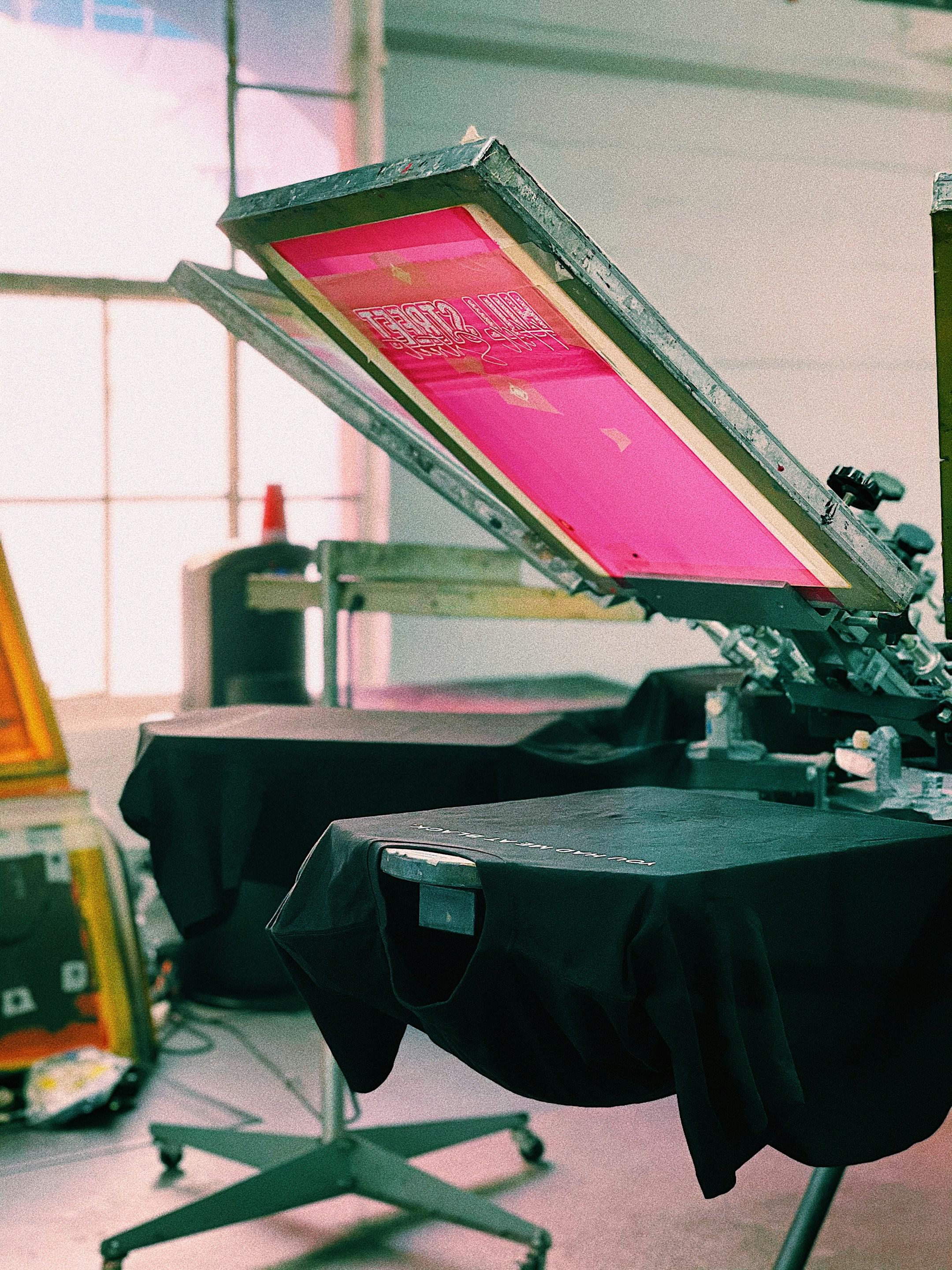 National v. Local Screen Printers: Which Should You Choose?