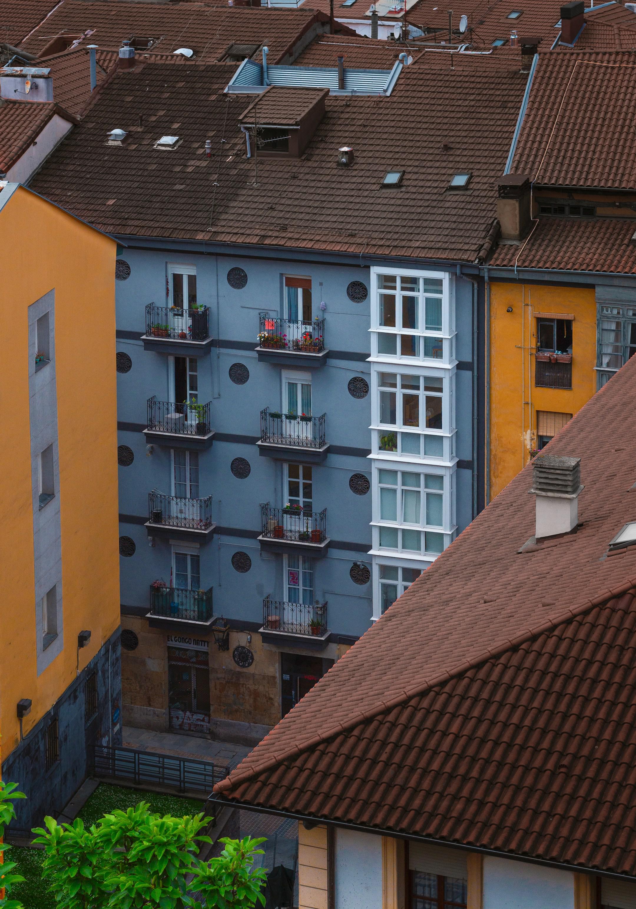 Conjunto de casas en el centro de la ciudad de Bilbao en España