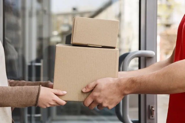 courier+-+small+package+delivery+insurance+2-640w.webp