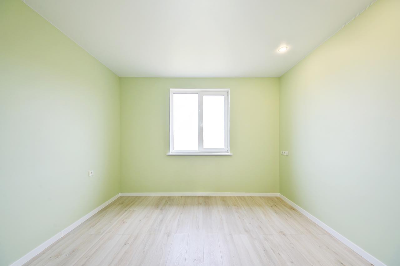 bright-green-and-white-room-with-wooden-floor-2025-04-07-17-49-16-utc.jpg