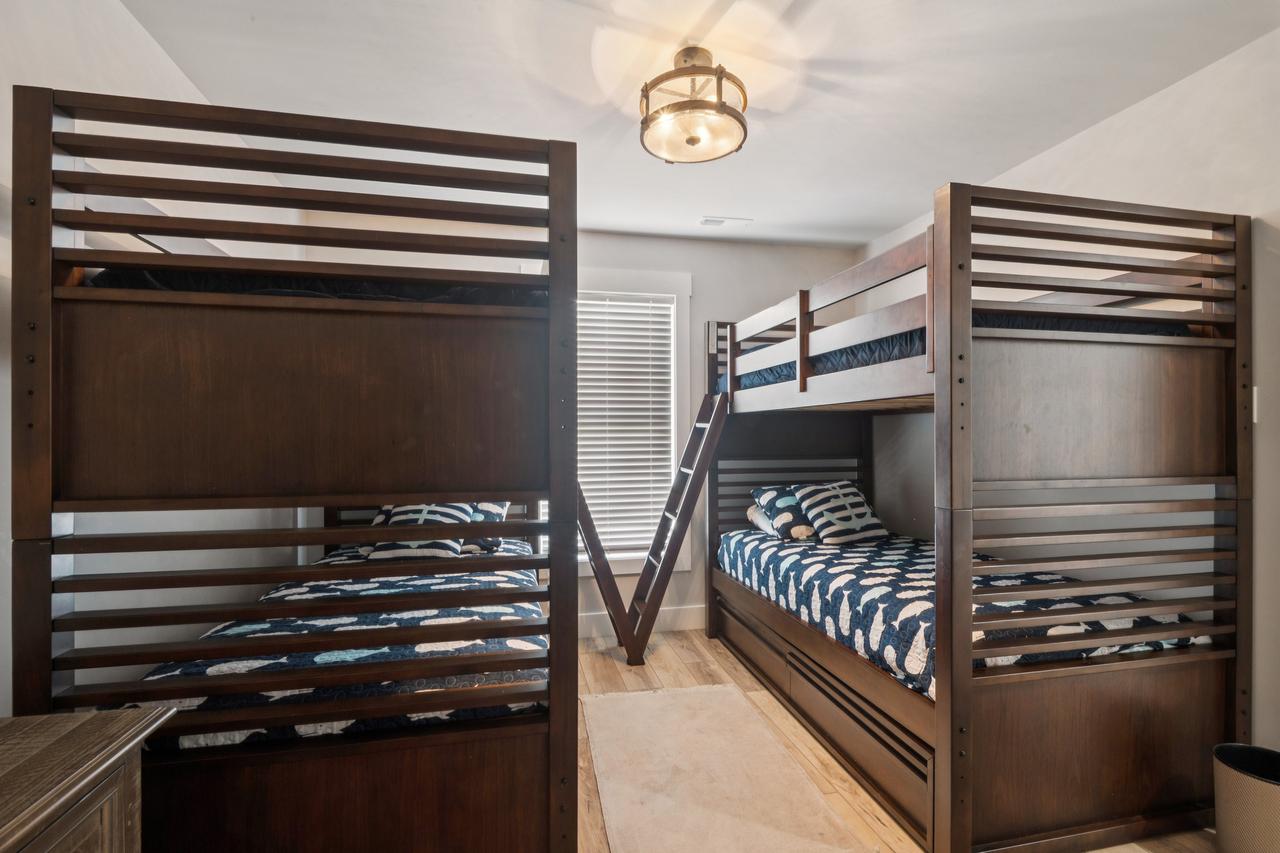 13_3716-18_central_ave_ocean_city_nj_08226_usa-bedroom-3718_central_ave_hdr_037 (1).jpg