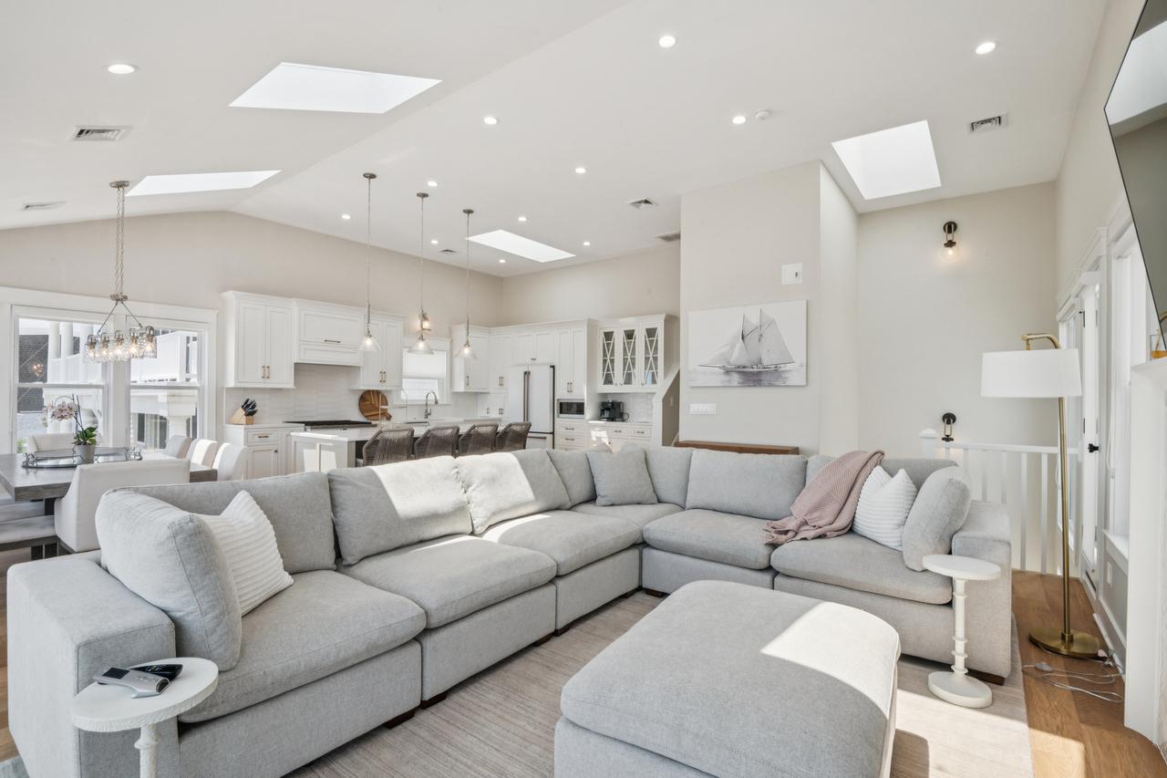 05_3332-34_wesley_ave_ocean_city_nj_08226_usa-living_room-3334_wesley_ave_hdr_007.jpg