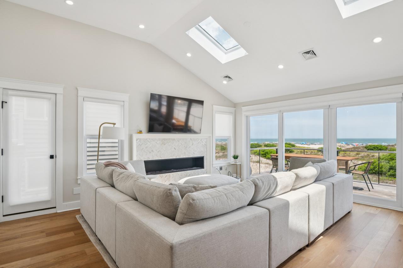 04_3332-34_wesley_ave_ocean_city_nj_08226_usa-living_room-3334_wesley_ave_hdr_004.jpg