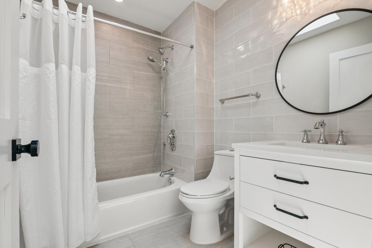 15_3332-34_wesley_ave_ocean_city_nj_08226_usa-bathroom-3334_wesley_ave_hdr_031.jpg