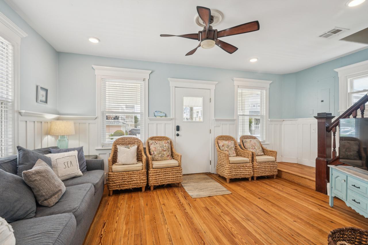 22_511_13th_st_ocean_city_nj_08226_usa-living_room-511_13th_st_hdr_013.jpg