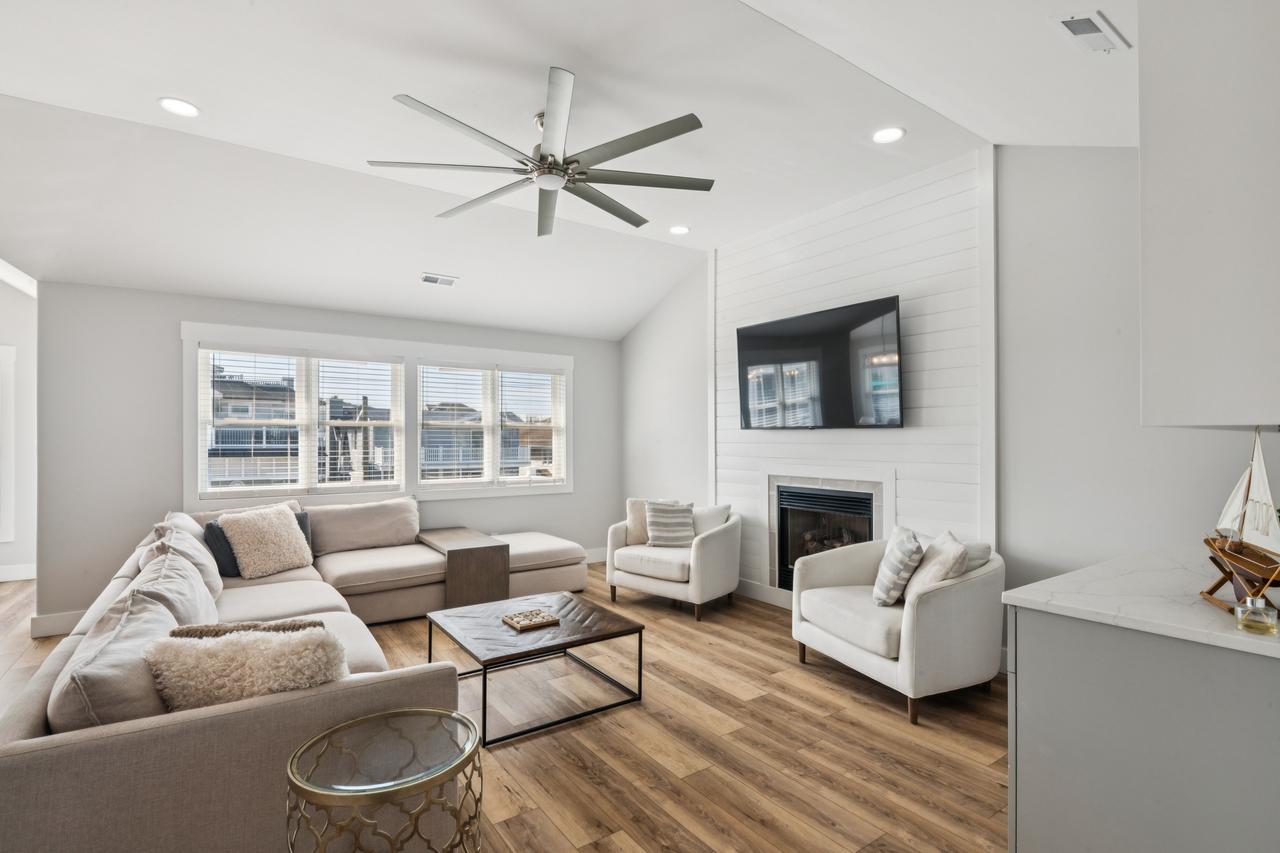 04_3716-18_central_ave_ocean_city_nj_08226_usa-living_room-3718_central_ave_hdr_004.jpg