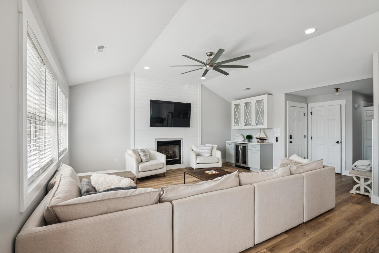 03_3716-18_central_ave_ocean_city_nj_08226_usa-living_room-3718_central_ave_hdr_001.jpg