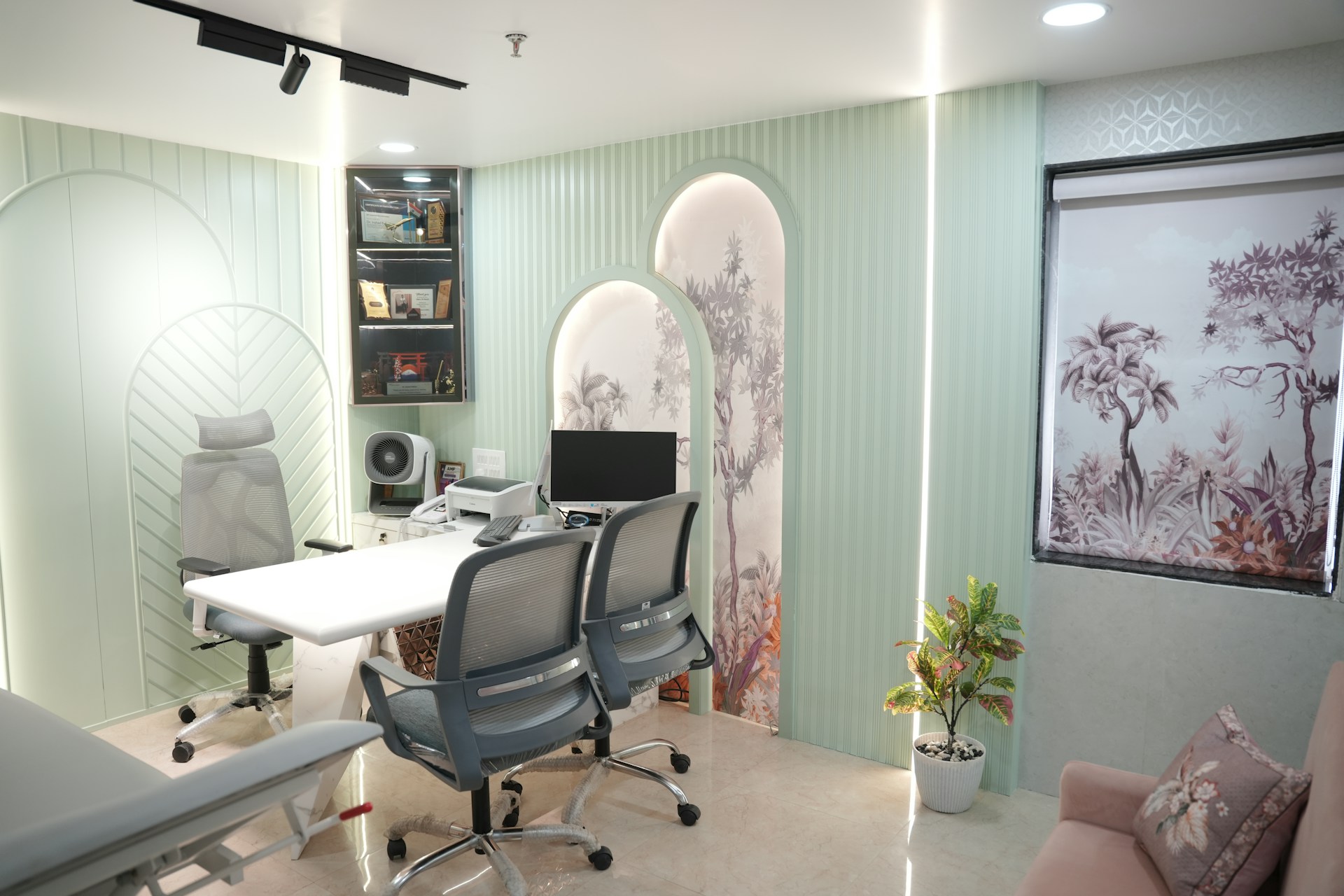 Treatment room with natural materials