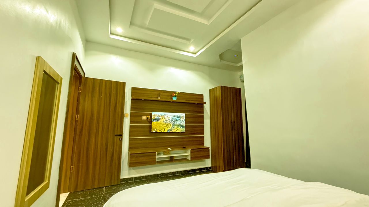 Bedroom with elegant décor