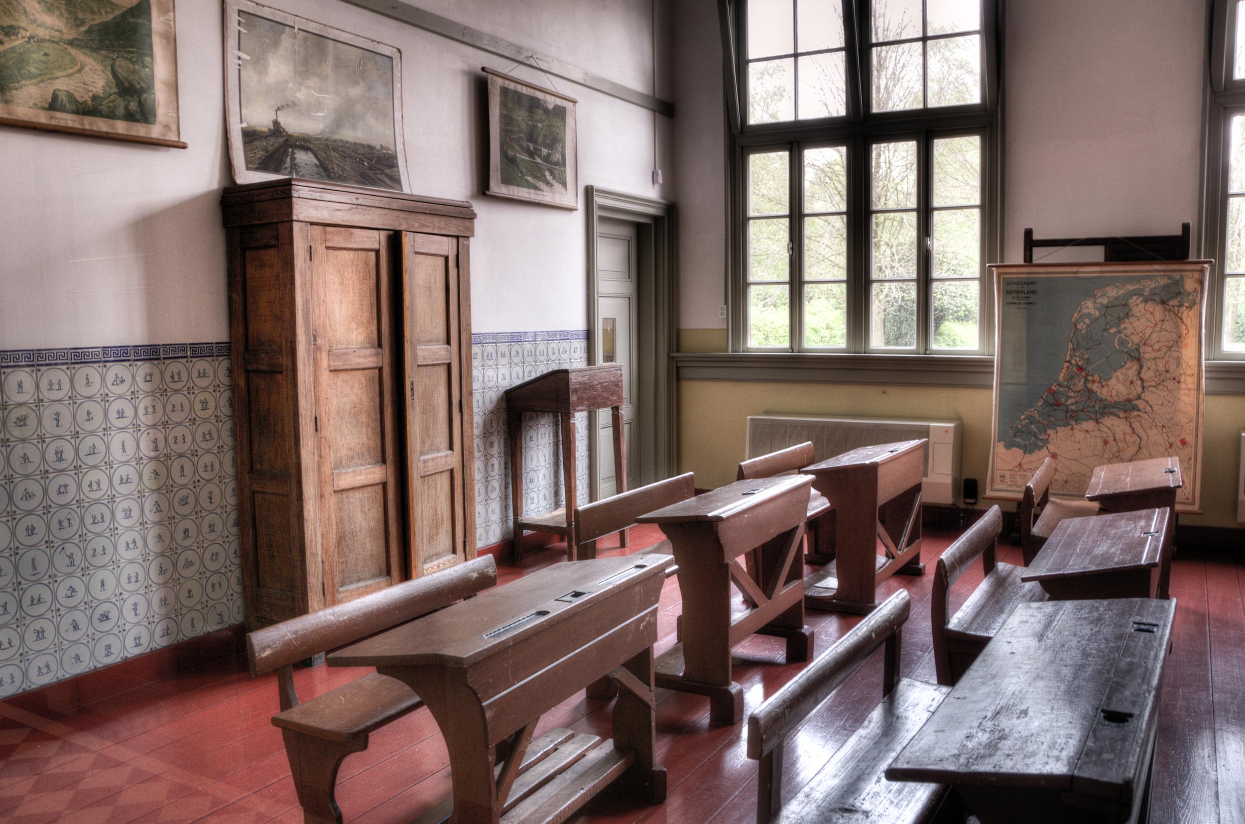 c08711d0-5687-11e7-8a25-0242ac110003-wood-houses-school-old.jpg