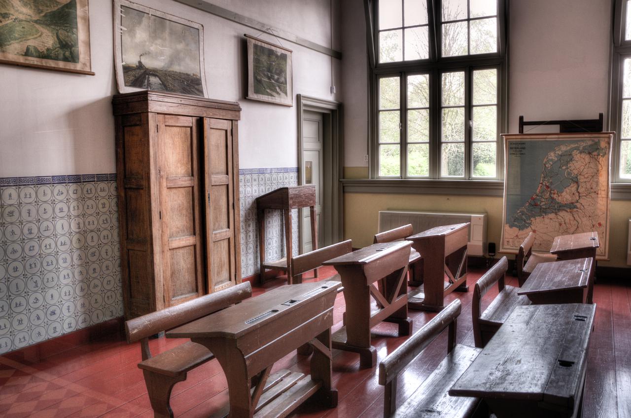 c08711d0-5687-11e7-8a25-0242ac110003-wood-houses-school-old.jpg