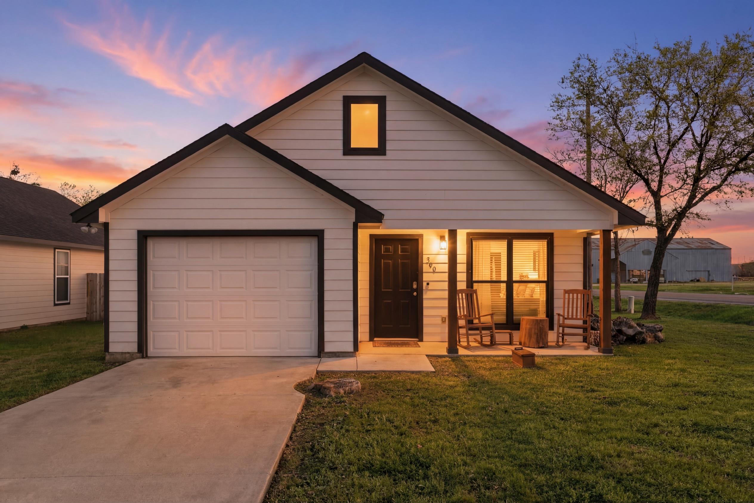 Charming Small Town Home - Itasca