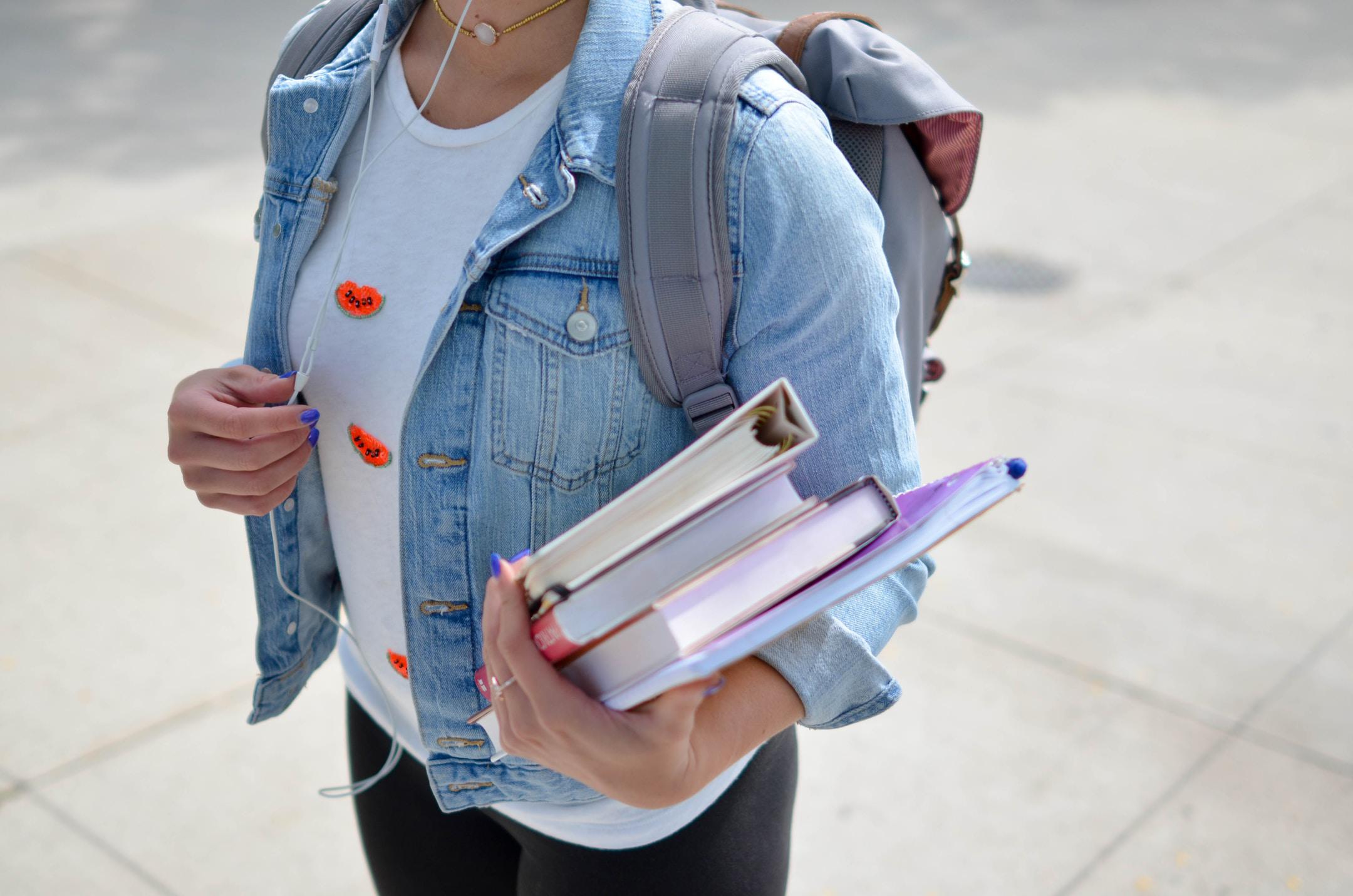 A woman carrying her school materials while on her way to her English program for international students.