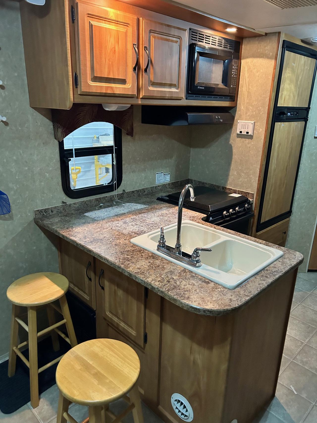 2009 gulfstream kitchen 2.jpg