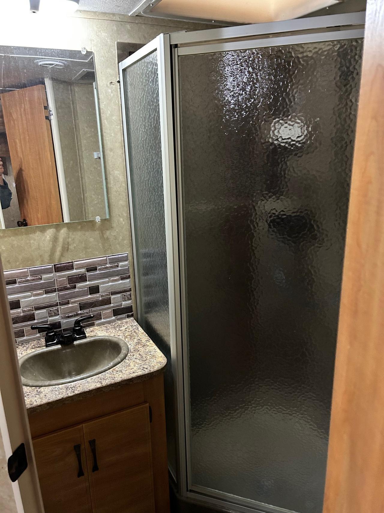 2009 gulfstream bathroom.jpg