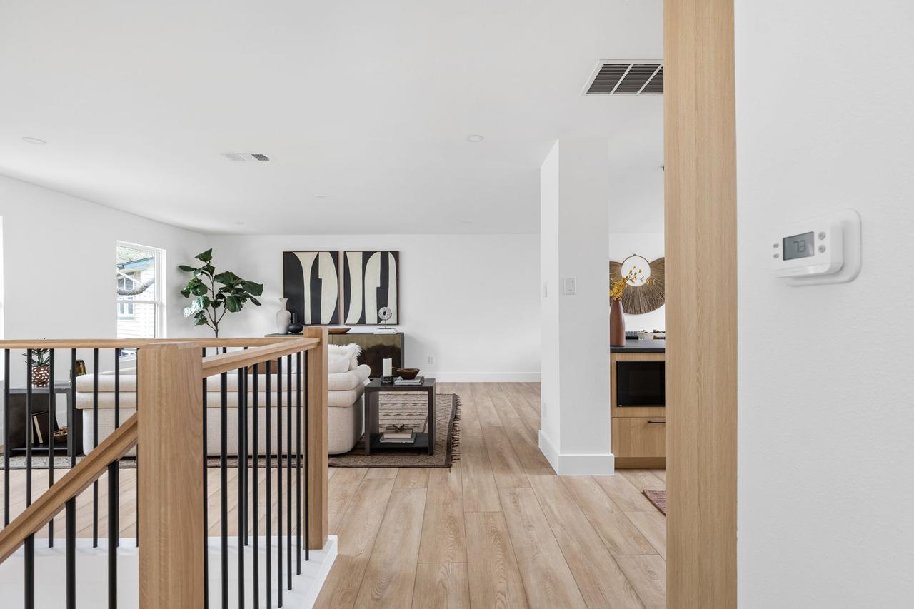 9-web-or-mls-2306 lear ln-9.jpg