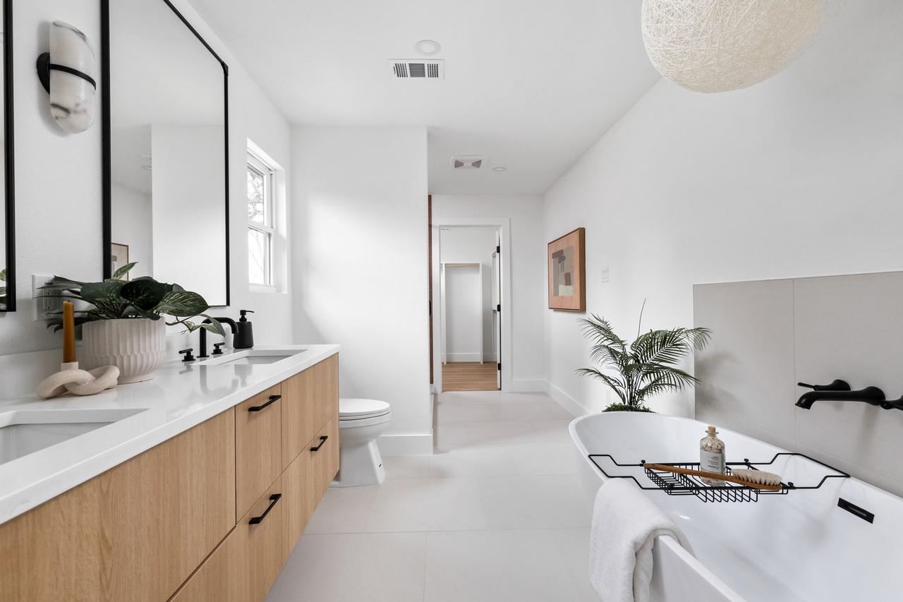 42-web-or-mls-2306 lear ln-42.jpg