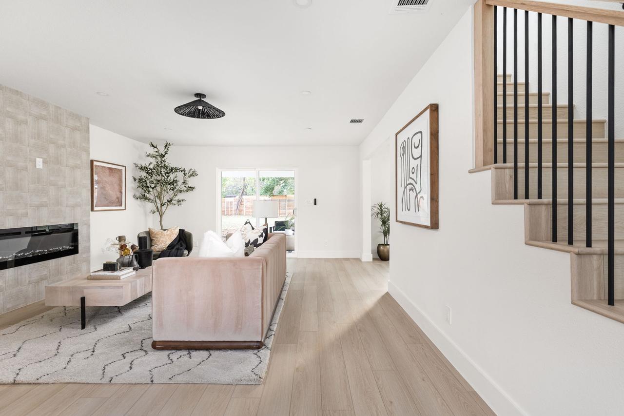 5-web-or-mls-2703 gettysburg dr-5.jpg