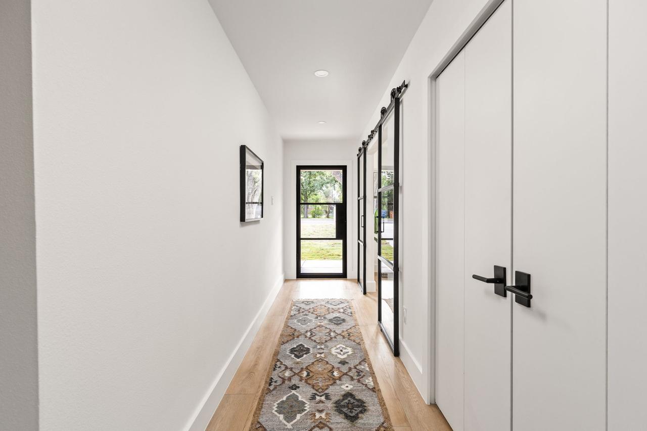 7-web-or-mls-8115 seminary ridge dr-7.jpg