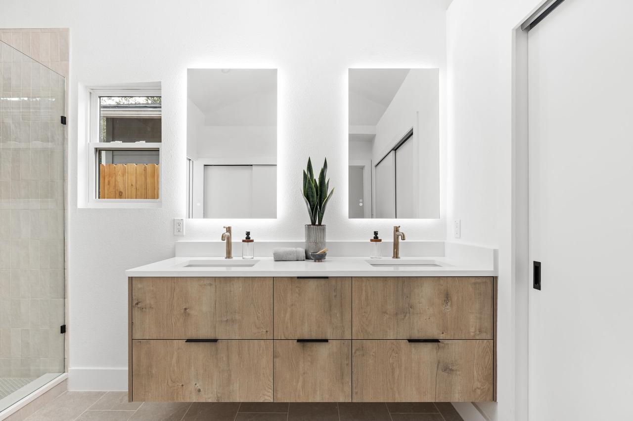 32-web-or-mls-2811 norfolk dr-27 2.jpg