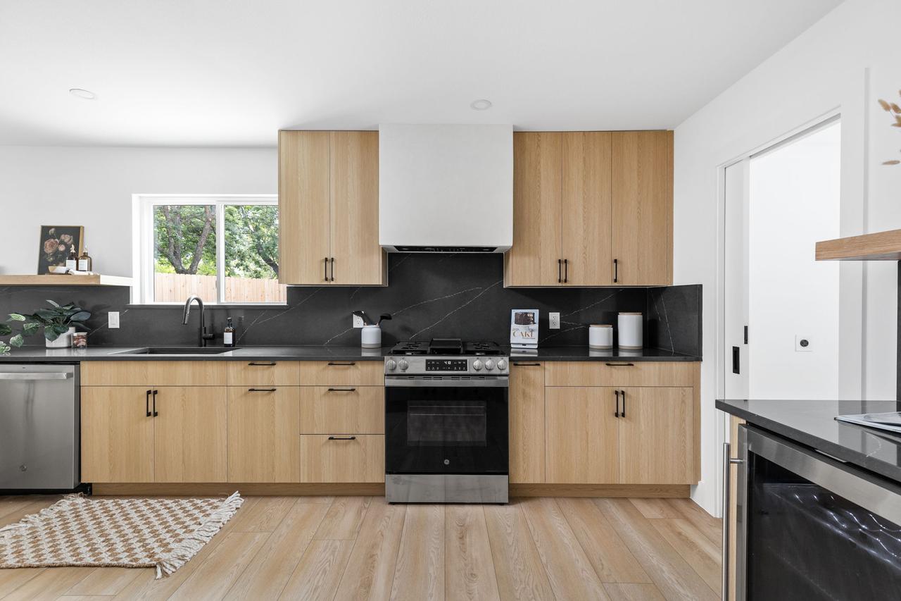 21-web-or-mls-2703 goldbridge dr-21.jpg