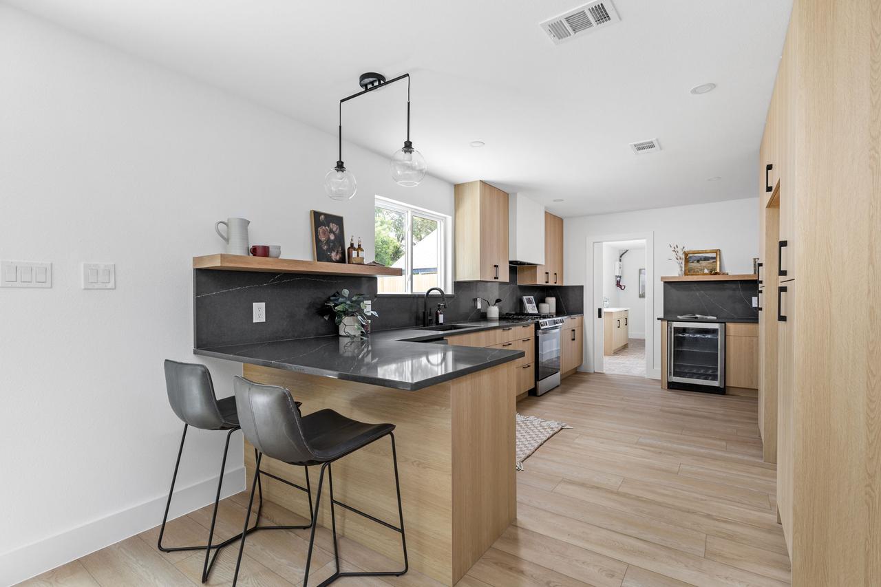 17-web-or-mls-2703 goldbridge dr-17.jpg