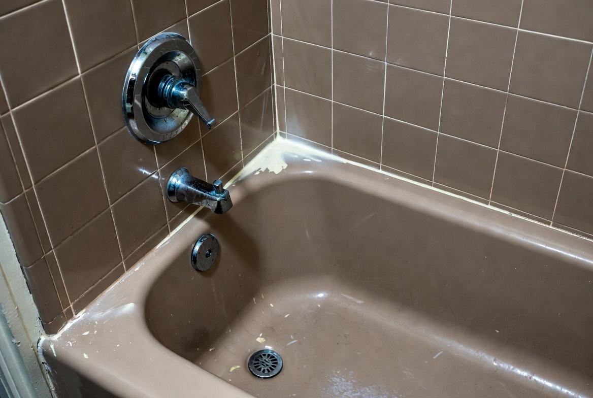 Worn bathtub before refinishing