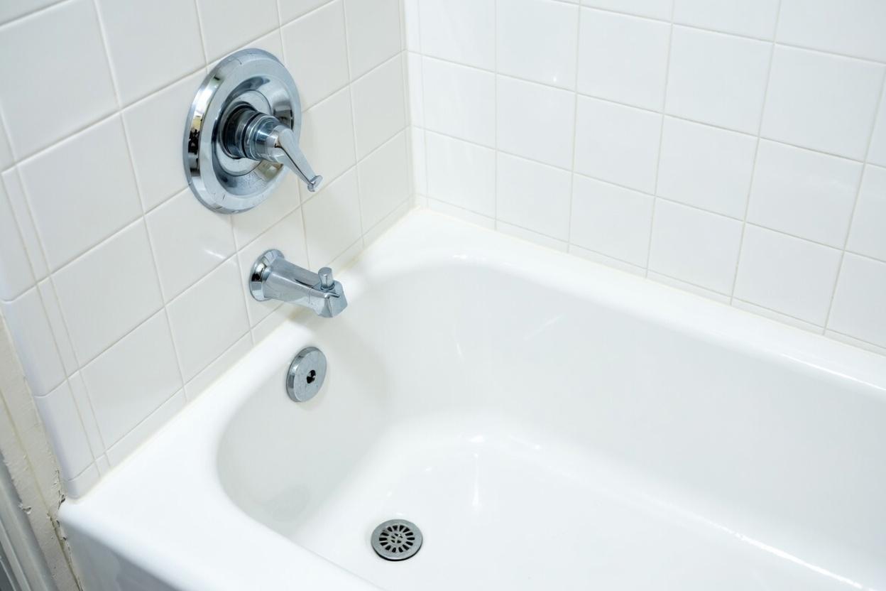 Refined bathtub after refinishing
