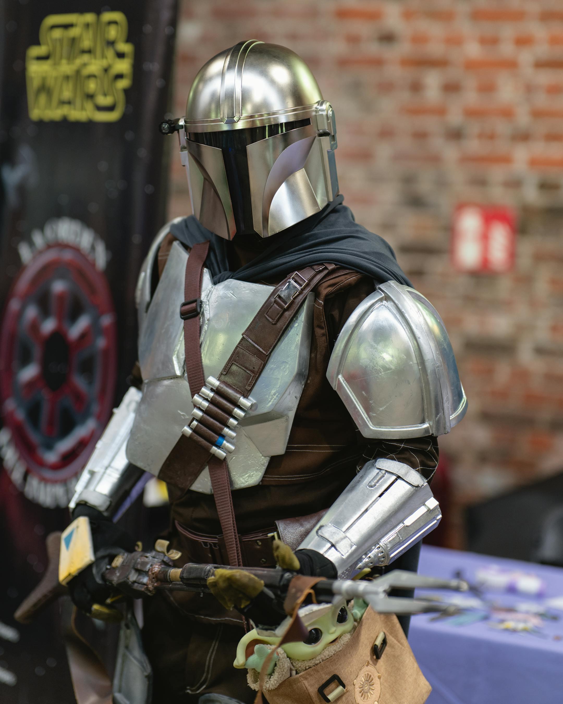 Cosplayer in Mandalorian armor at a convention in San José, Costa Rica.