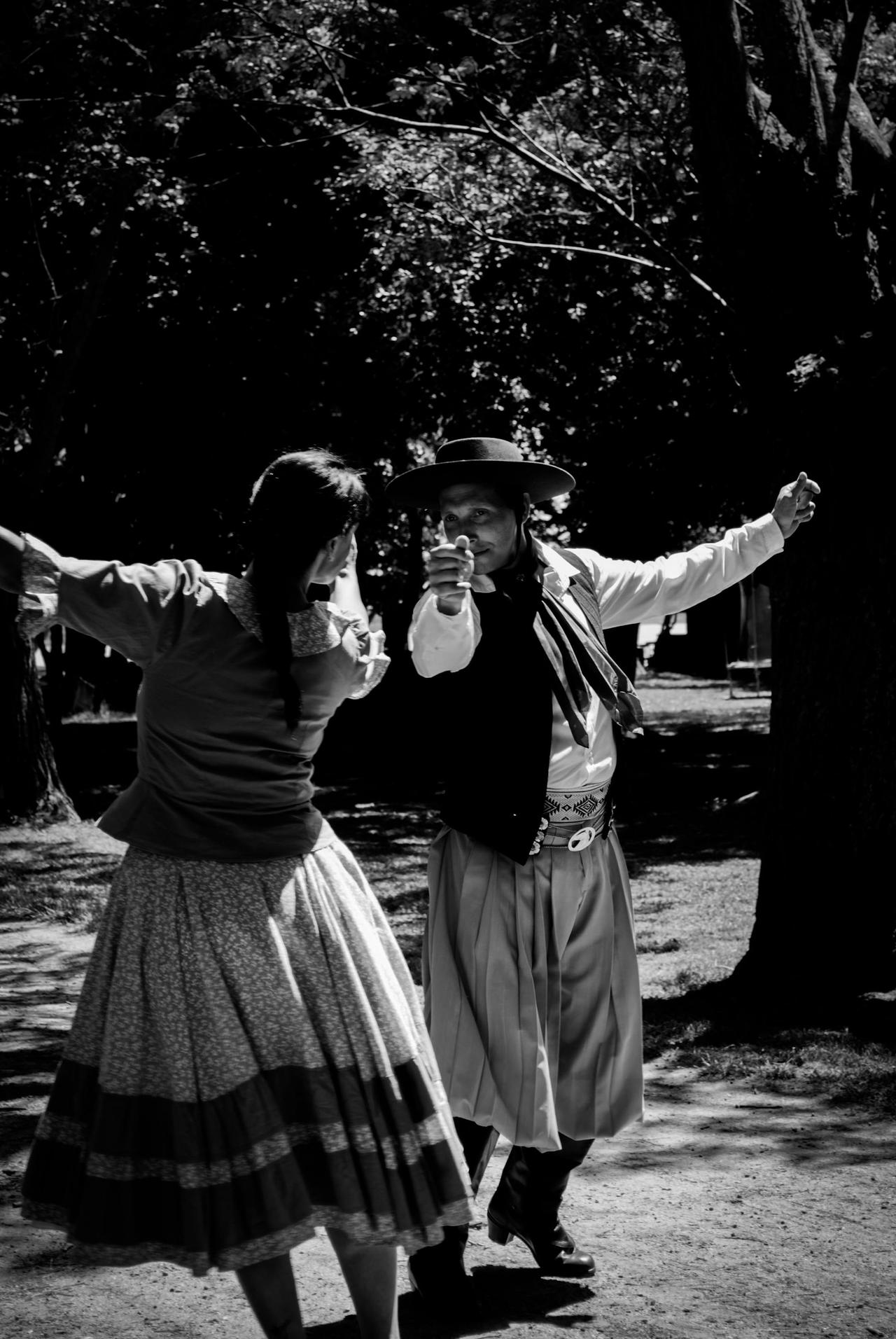 Black and white photo of traditional dance in Buenos Aires park.