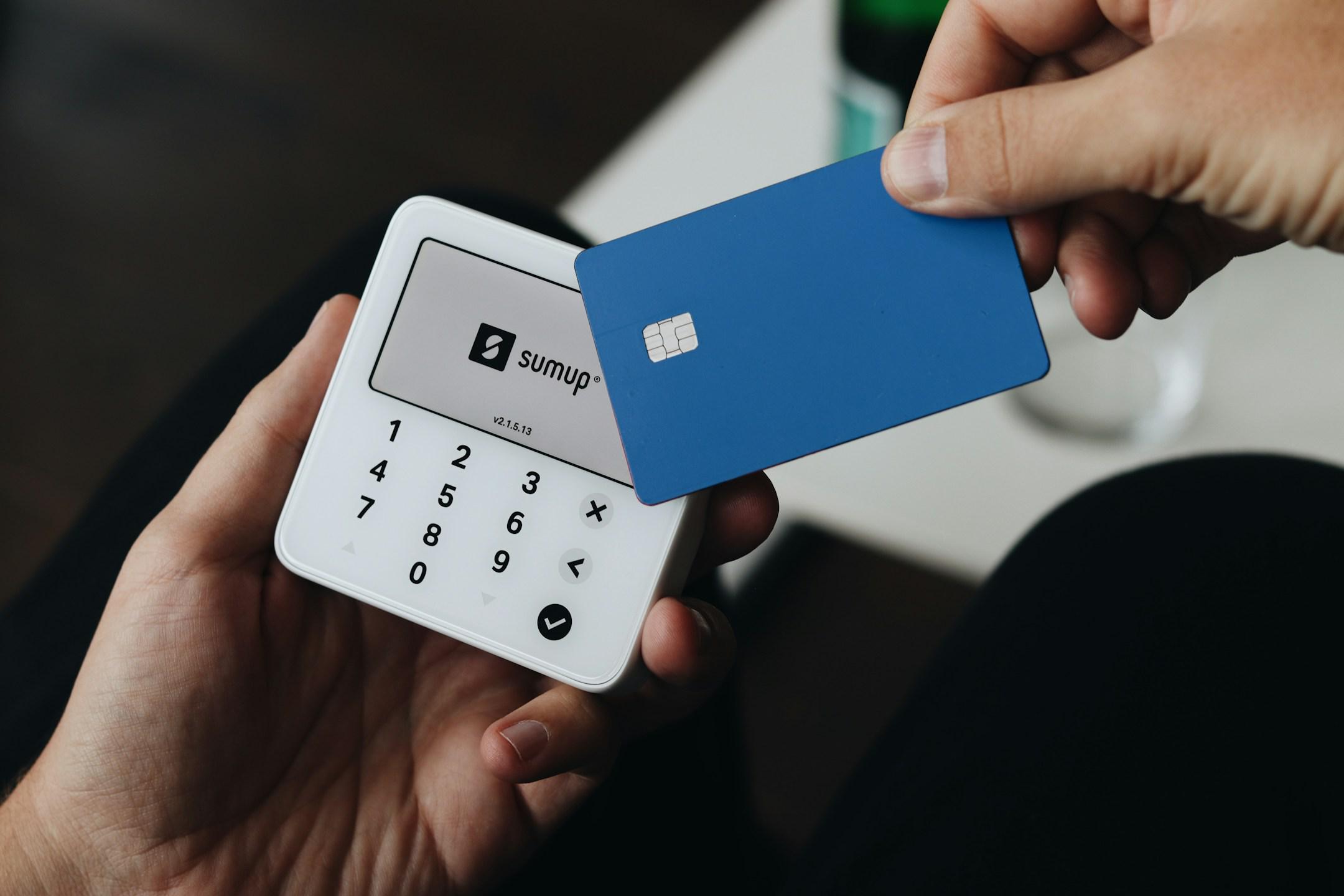 Portable payment solution ideal for small businesses looking to streamline transactions. The SumUp Solo Lite allows for quick and easy contactless payments, perfect for entrepreneurs who need a compact and modern way to accept payments on the go. A practical tool for everyday operations in dynamic environments.