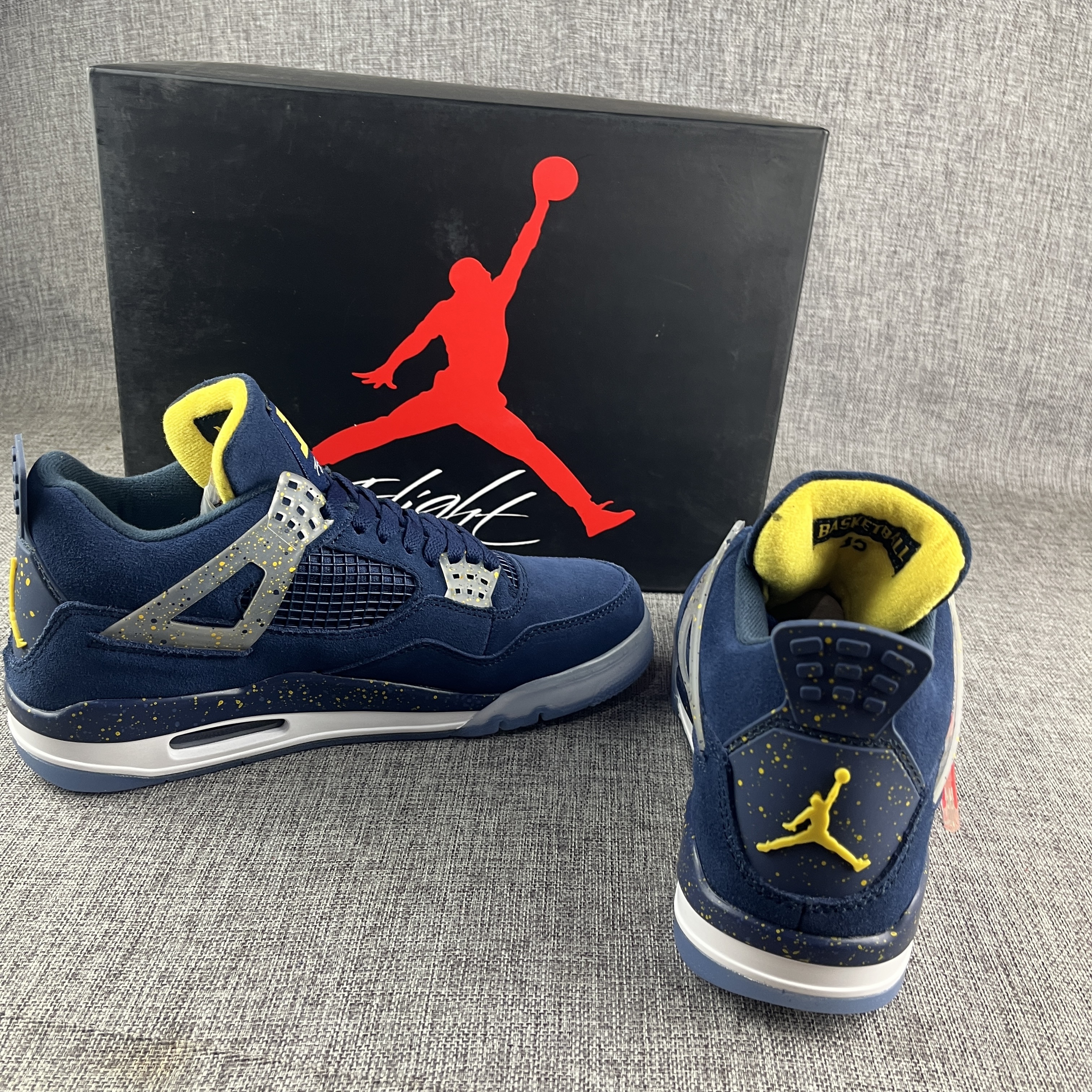 Air Jordan 4 Retro Michigan PE detail