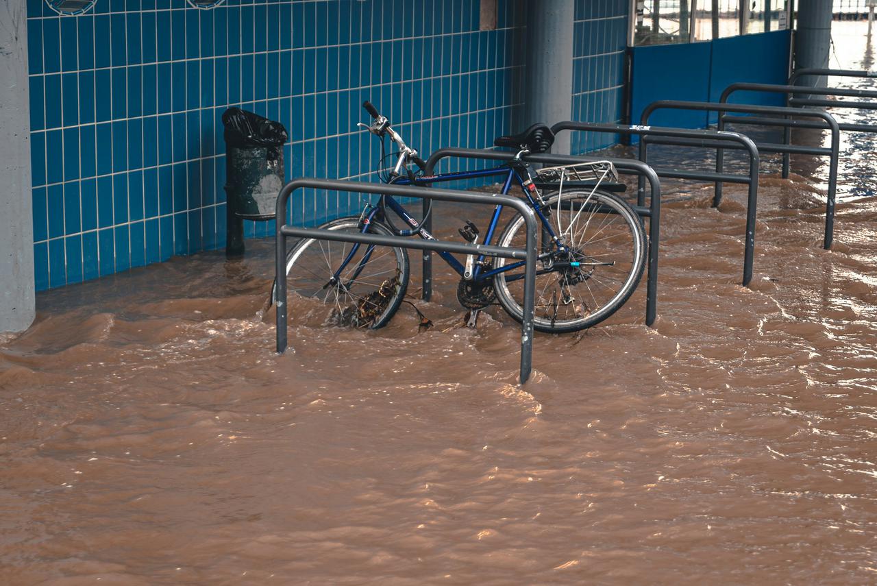 A high tide / Hochwasser in Bonn, Germany. The Rhine is at ~9 metres.