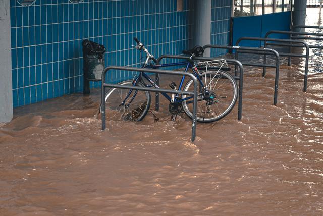 A high tide / Hochwasser in Bonn, Germany. The Rhine is at ~9 metres.