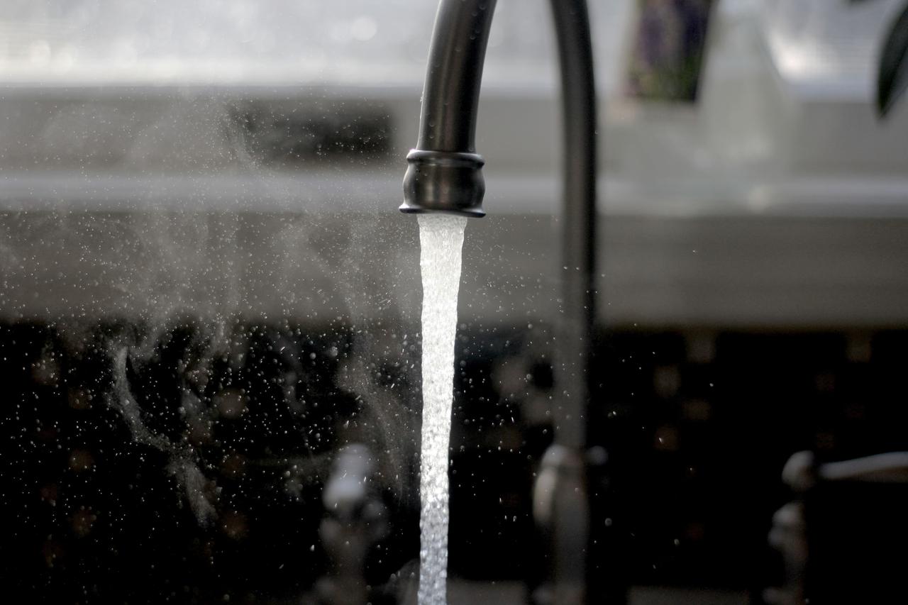 A faucet working after an aqua water filter fitting