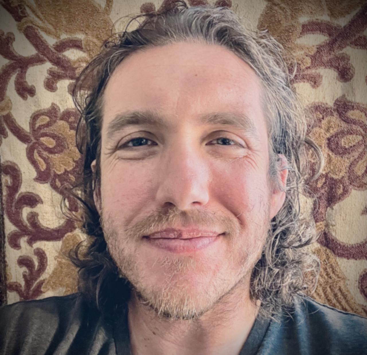 geoff morris therapy headshot1.jpg