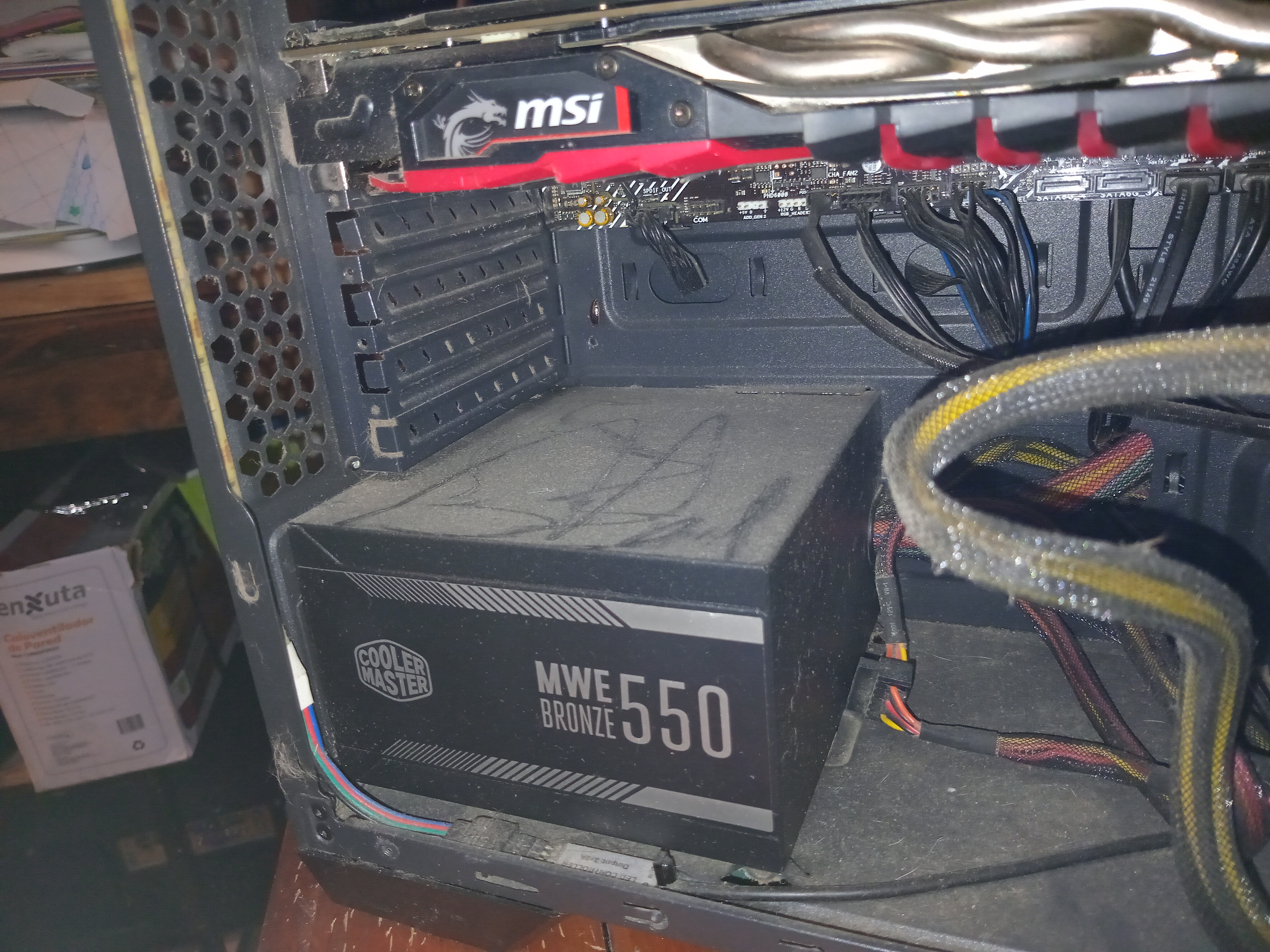 Técnico reparando una PC