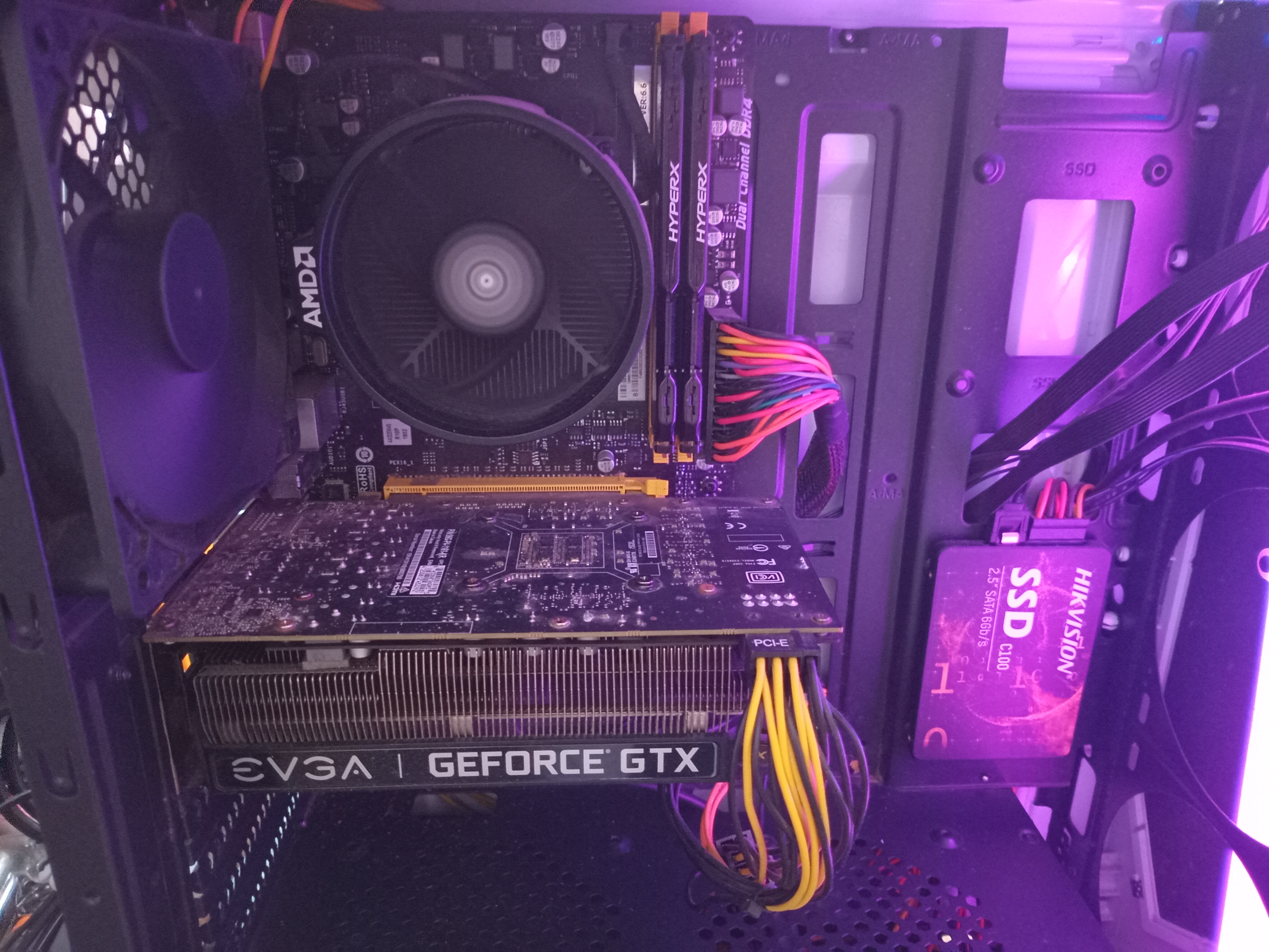 Técnico reparando una PC