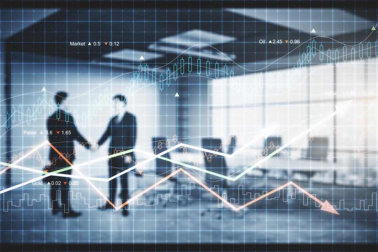 businessmen-shaking-hands-in-blurry-office-interio-2026-01-11-08-37-21-utc.jpg