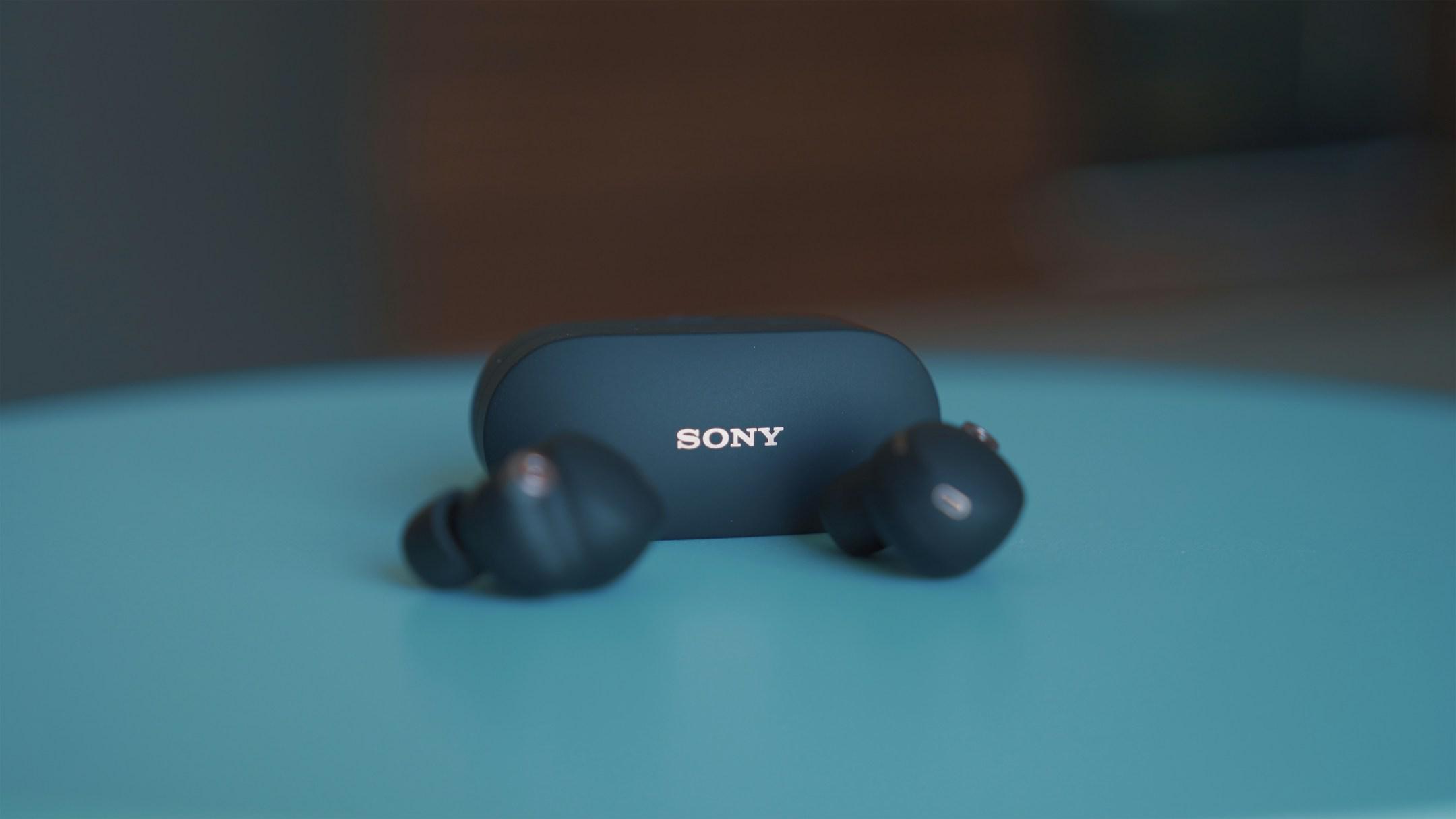 Sony WF-1000XM4 headphone with charging box