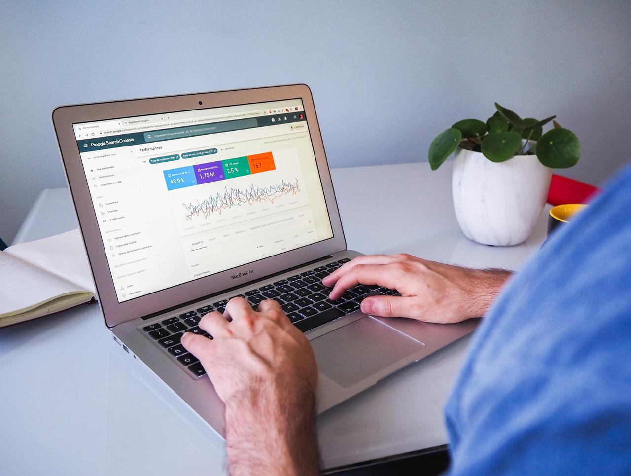 Image of someone using a computer to do a Google search to look for a digitial marketing company in Columbus, Ohio.