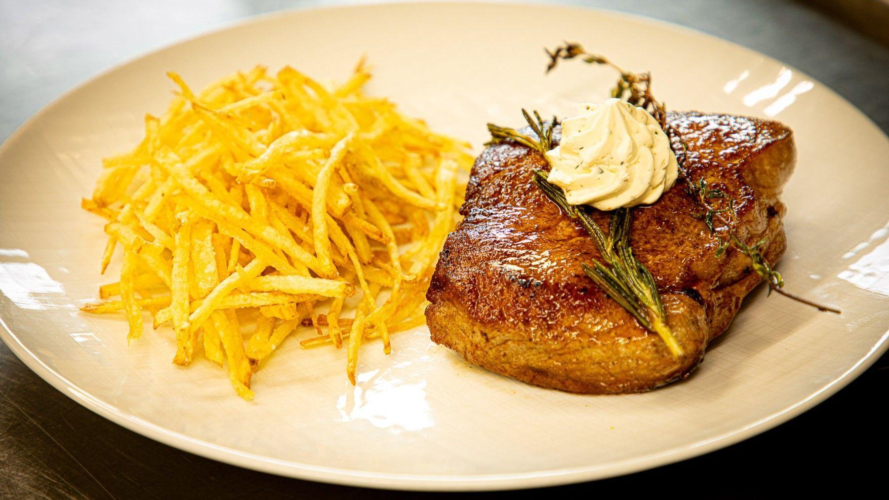 beef entrecôte pink fried with Allumette fries