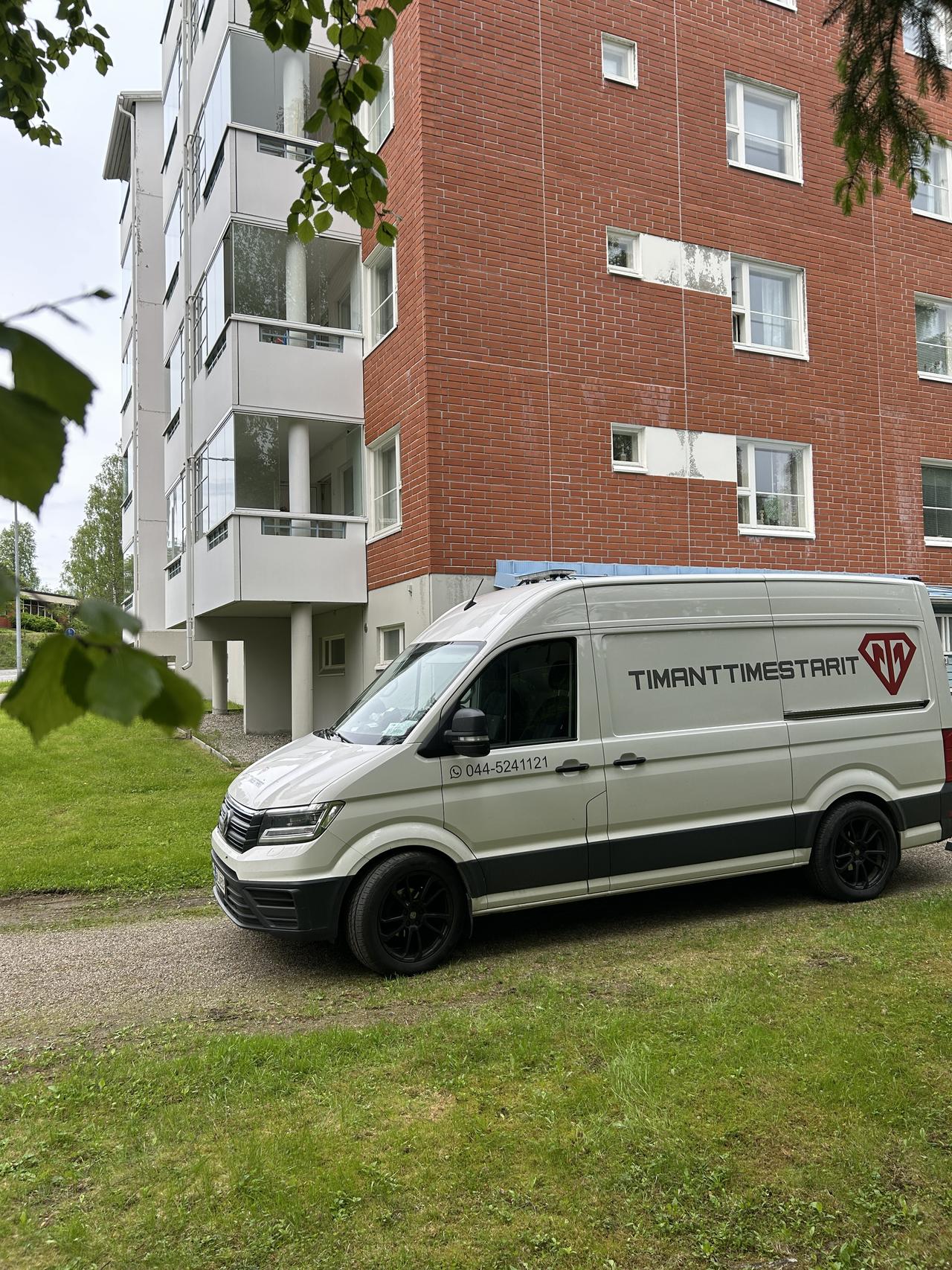 Timanttiporien ja sahojen kuljetuskalustoa Kajaanissa sijainneen linjasaneeraus työmaan pihassa.