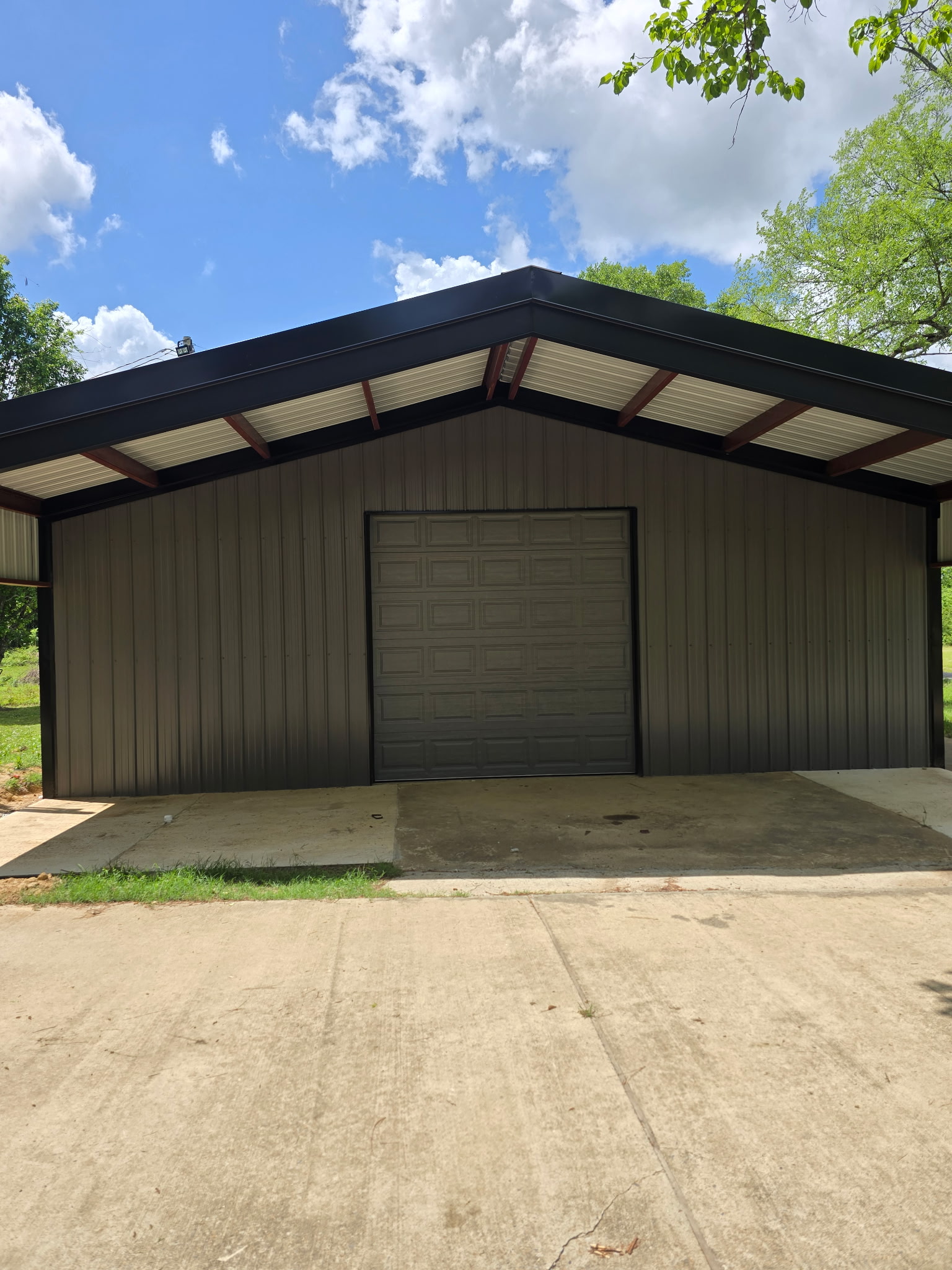 Smith Metal Buildings team member on jobsite
