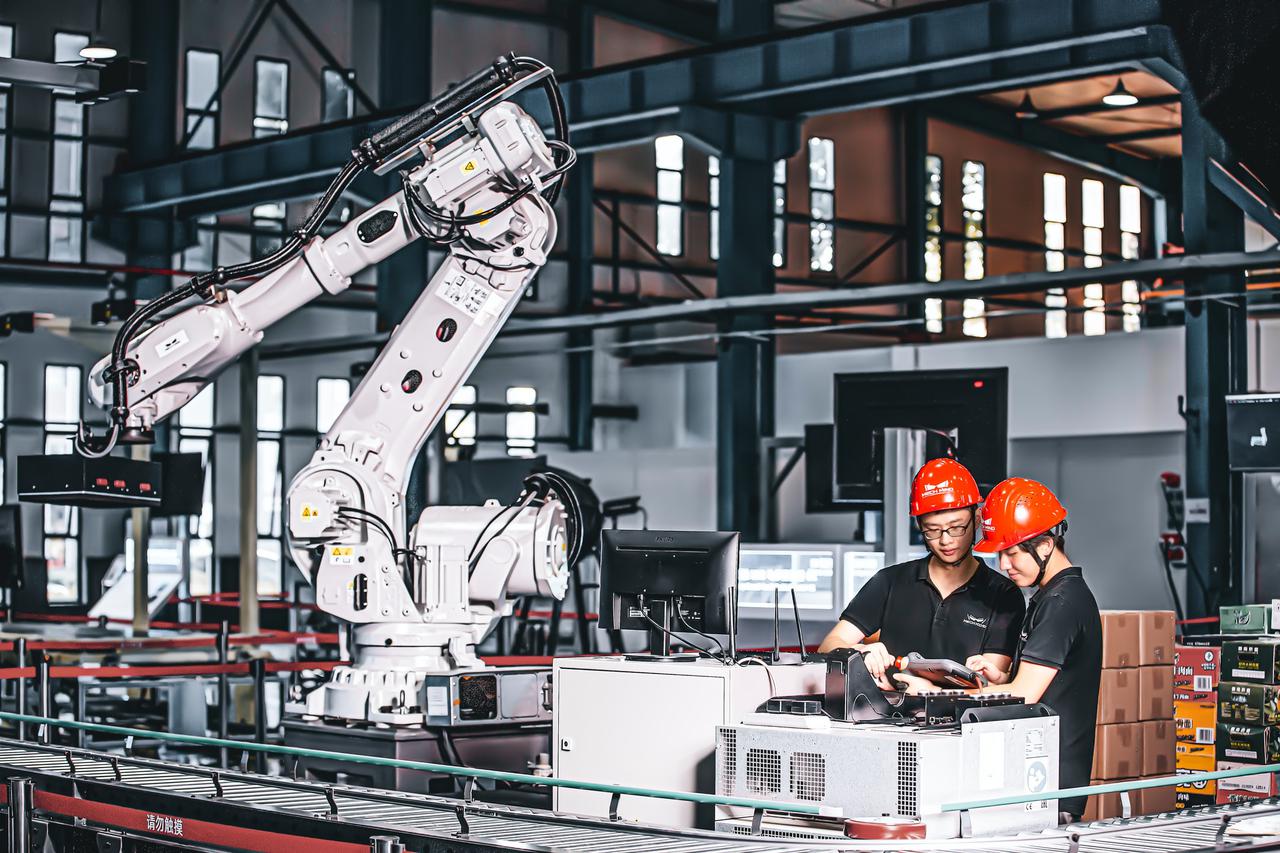 Image of a team working in manufacturing as a company that uses recycled materials in its process.